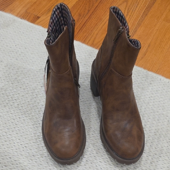 Muk Luks Women's Tan Ankle Booties. Size 9 - Picture 3 of 6